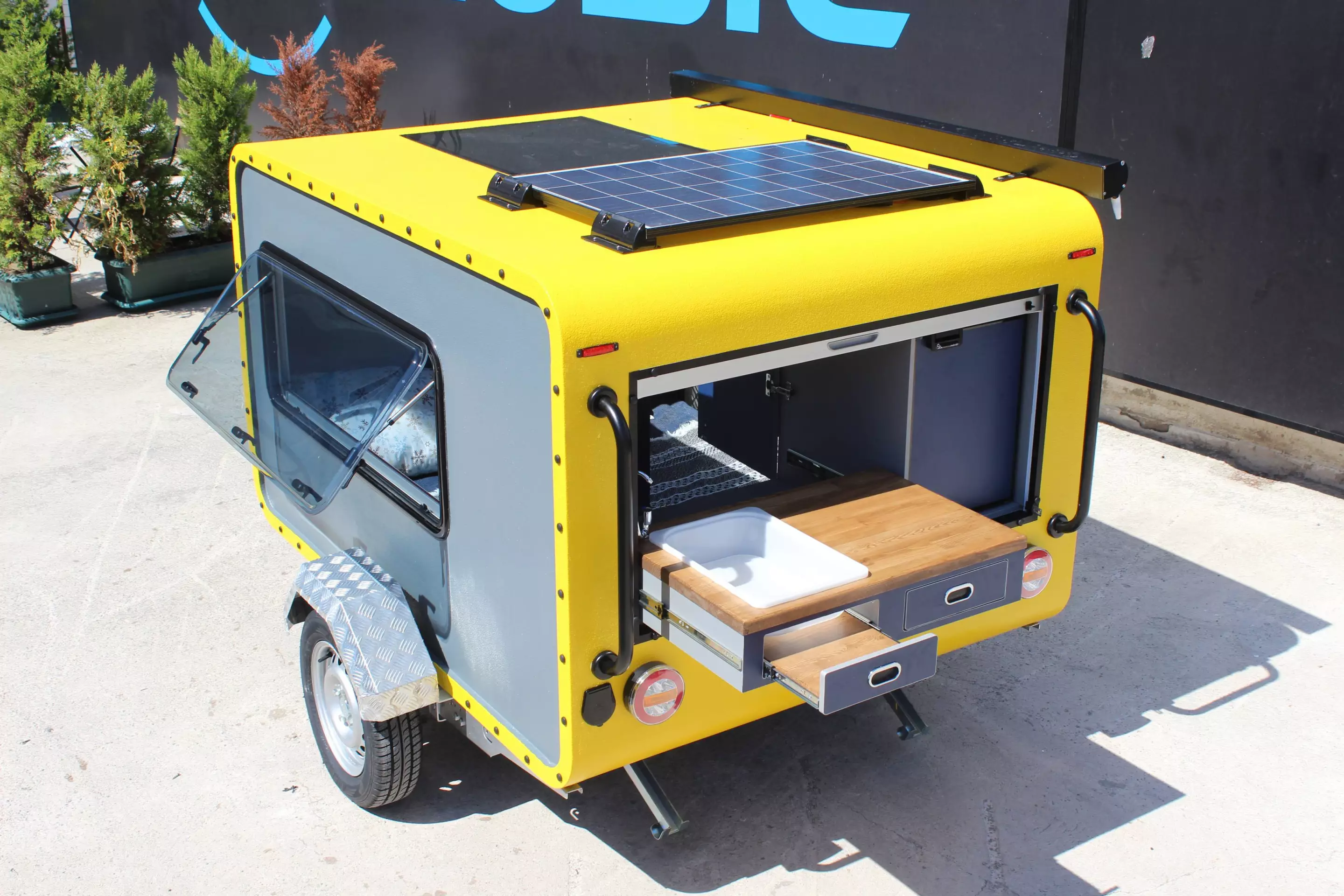 Colorful camper cube brings on airy open-road adventure